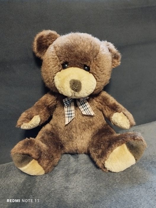 Pluszowy miś z kokardką