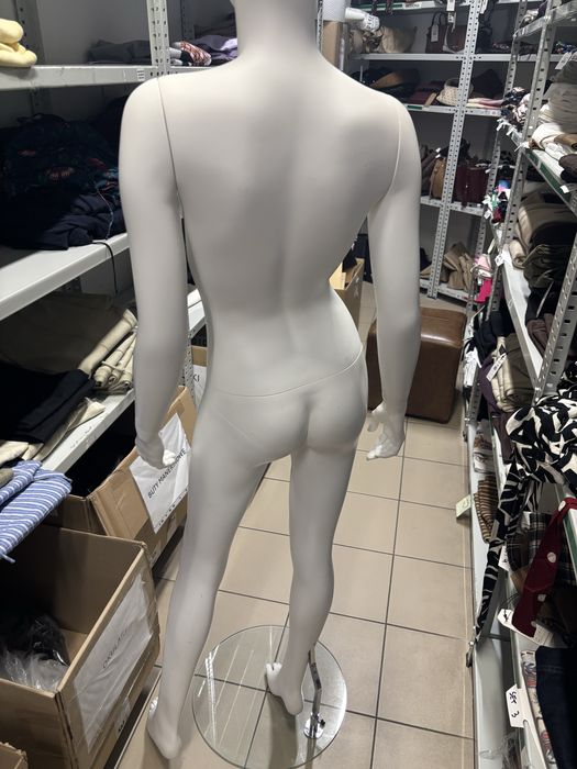 Manekin damski na szklanej podstawce