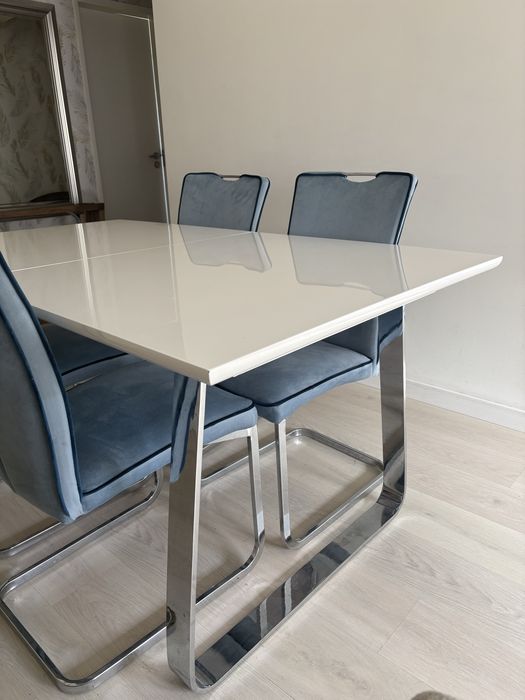 Conjunto mesa e 4 cadeiras novas