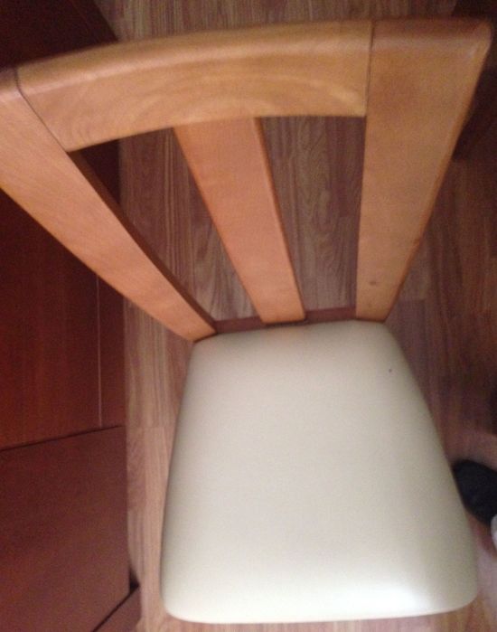 Cadeiras em madeira maciça e assento em pele