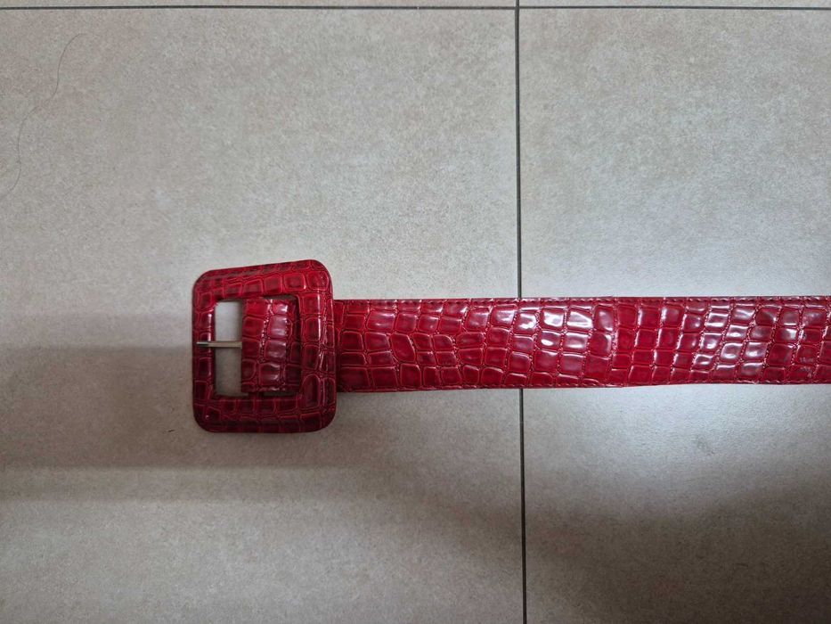 Cinto de senhora em PVC vermelho