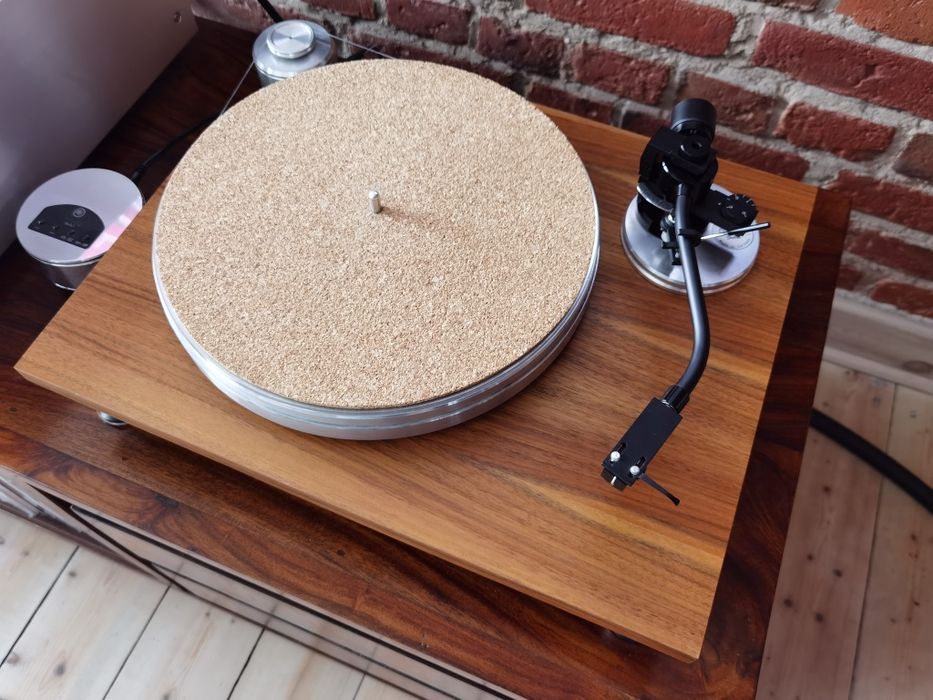 Gramofon Acoustic solid z ramieniem jelco  sa 750 db