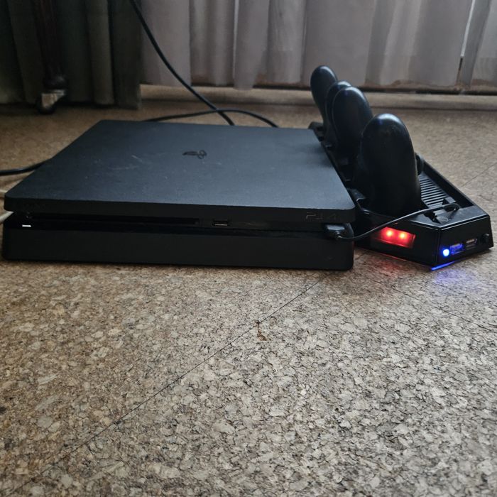 Vendo PS4 com base de carregamento