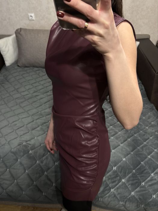 Платье кожаное,платье бордовое,плаиье открытие плечи