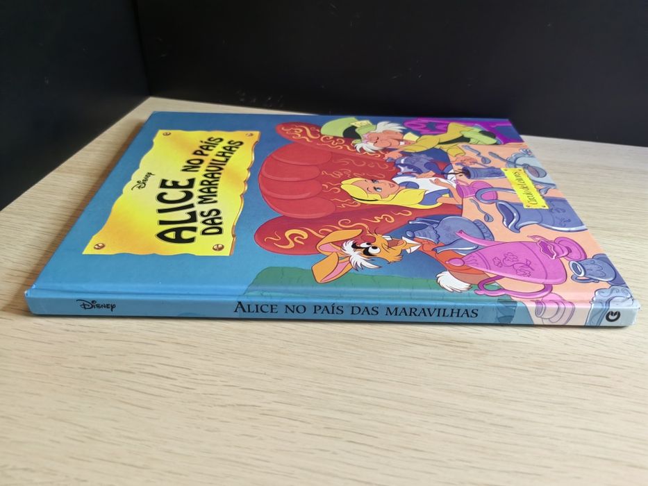 Livro ilustrado "Alice no País das Maravilhas"