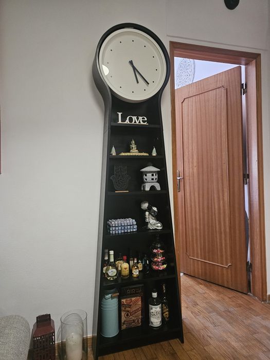 Estante ikea com relógio como nova