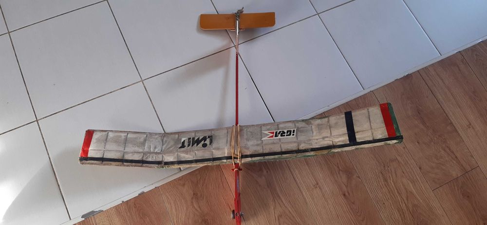 stary model szybowca szkolny z czasów prl mewa 2