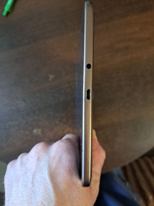 Планшет  Samsung SM-T561