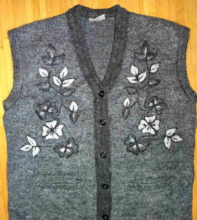 Жилет шерстяной длинный, теплый с карманами и вышивкой. Большой размер