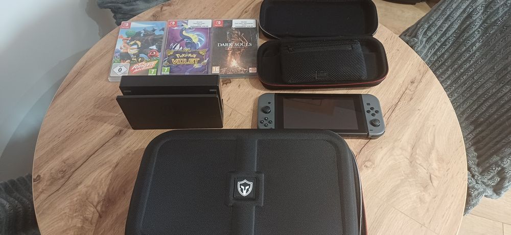 Sprzedam konsolę Nintendo świtach V1