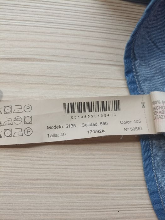 Легкая джинсовая рубашка Massimo Dutti.