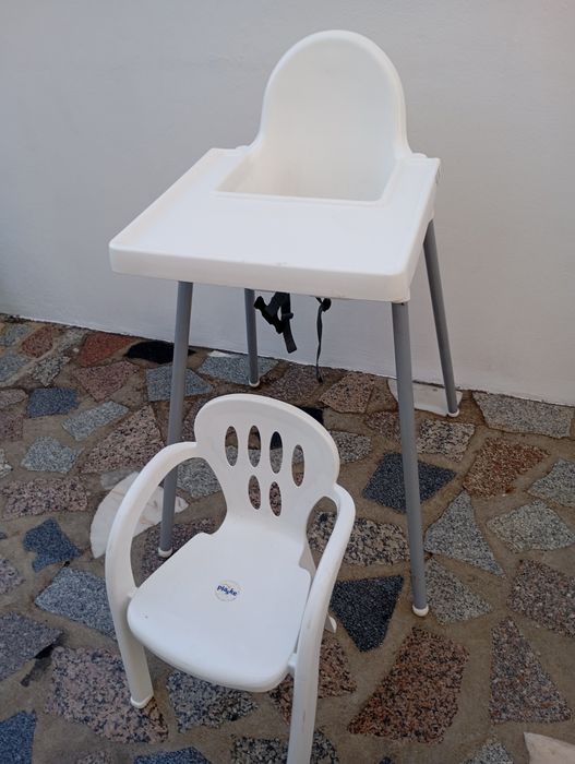 Mesa de comida com um banquinho.