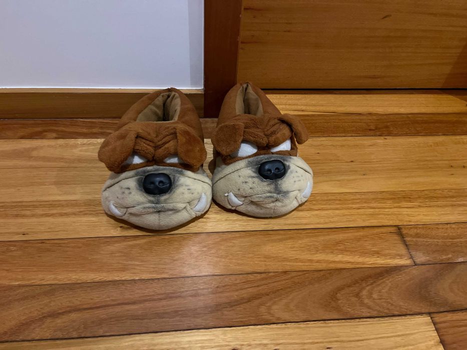 Pantufas em forma de cão
