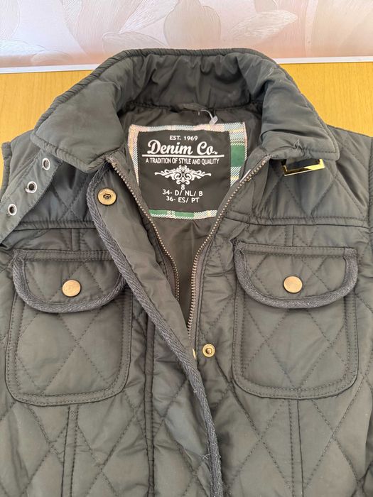 Стильный стеганный жилет с поясом. Женская оливковая жилетка. Раз XS-S