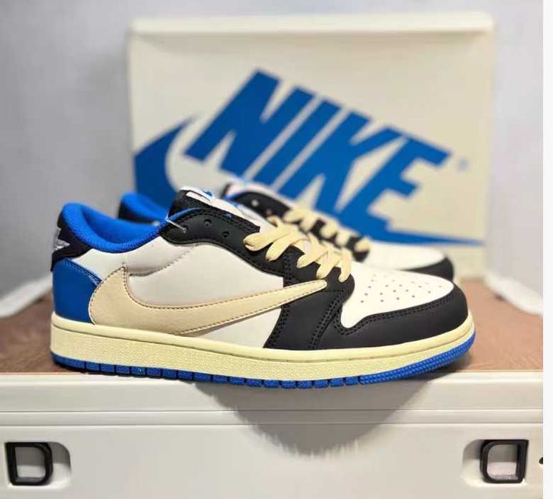 Nike Reverse Swoosh Low-top Triple Collaboration Lightning R.42