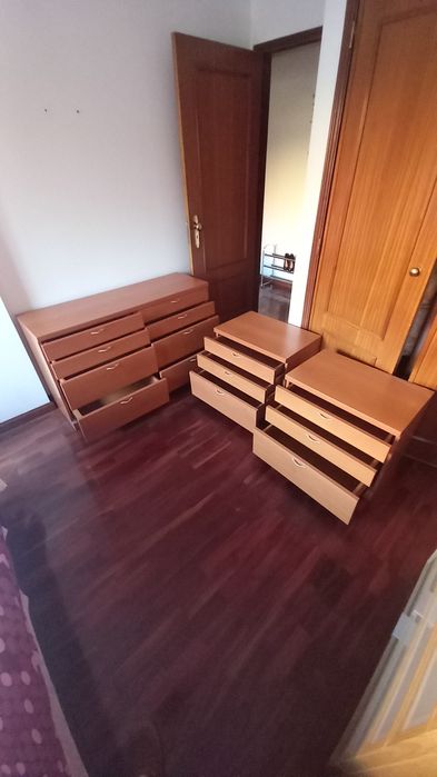 2 Mesas de  cabeceira e uma comoda com 8 gavetas