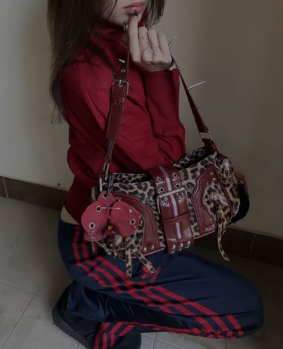 inst : chicdevintage кастомна сумочка з орхідейкою у стилі y2k juicy couture 2000's ed hardy true religion