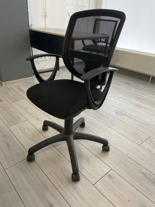 РОЗПРОДАЖ МЕБЛІВ З ОФІСУ, столи, крісла, стелажі, стільці, тумби