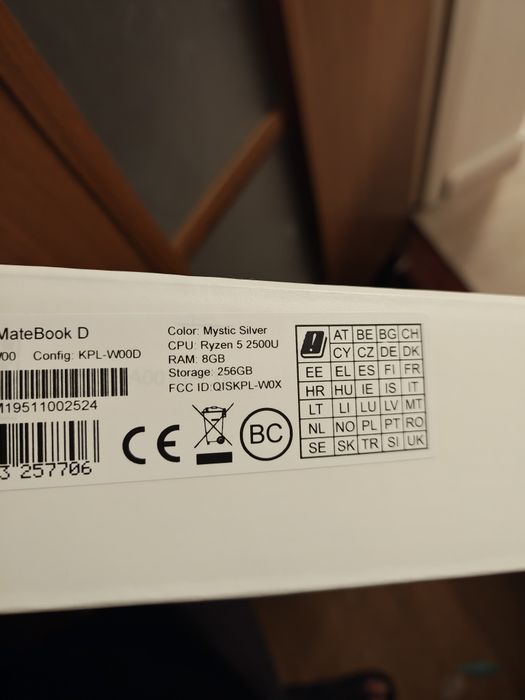 Matebook D Ryzen 5 2500u SSD 256 GB 8 GB ram  aluminiowa obudowa Win 10