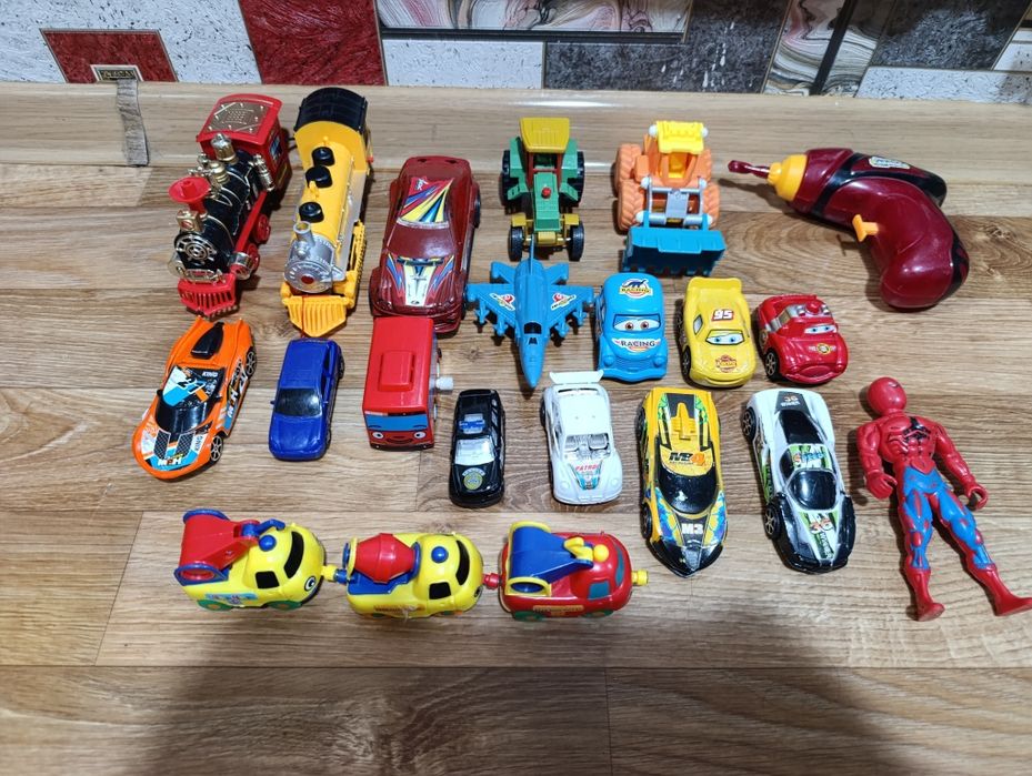 Лот машинок для мальчика.