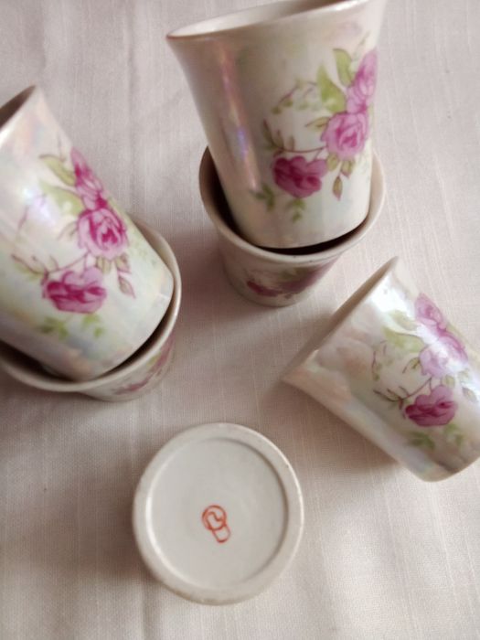 Чашечки,стаканы,остатки посуды