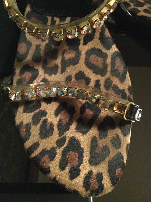 Sandália com strasse.