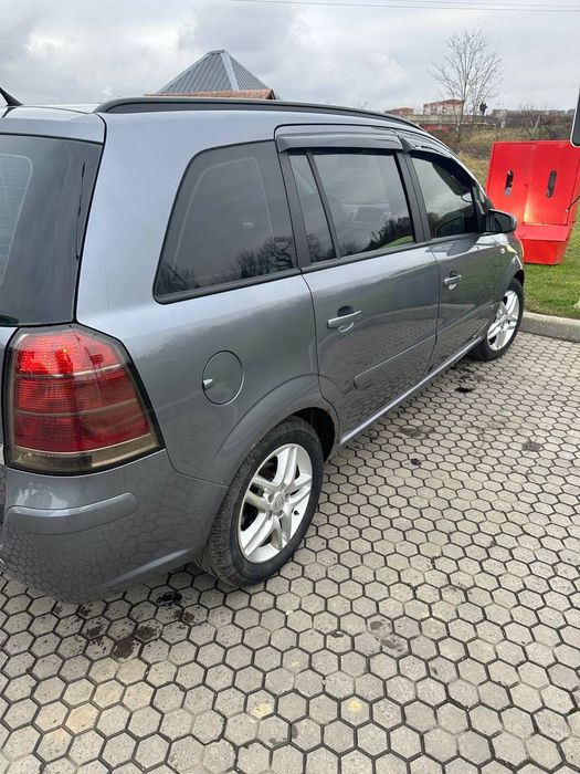 Машина Opel Zafira B