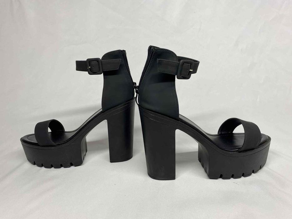 Buty czarne na obcasie