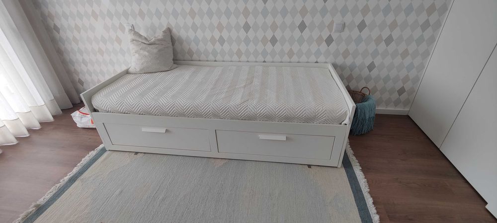 Cama branca extensível
