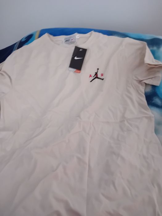 T-shirt nova com etiqueta