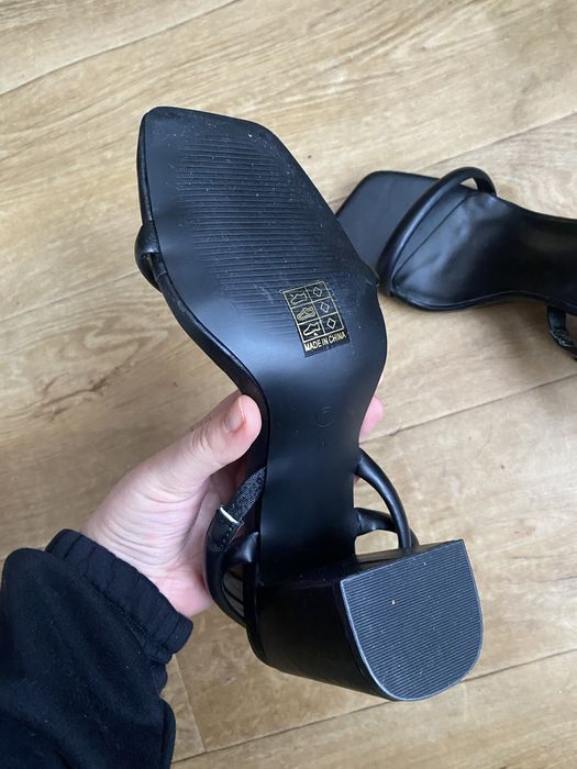 Босоніжки жіночі на каблуку