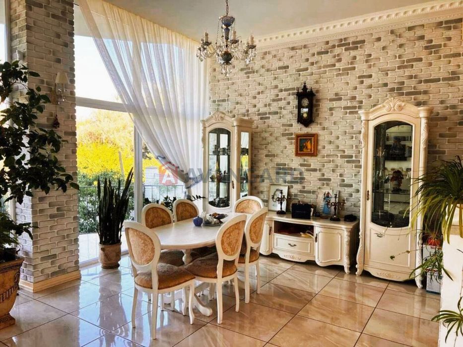 Комфортабельний особняк в Дахнівці