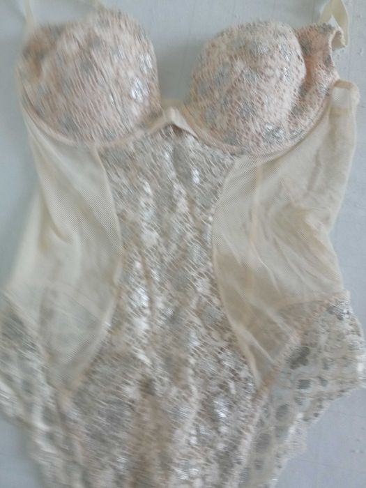 Piękne seksowne body koronkowe r 80B