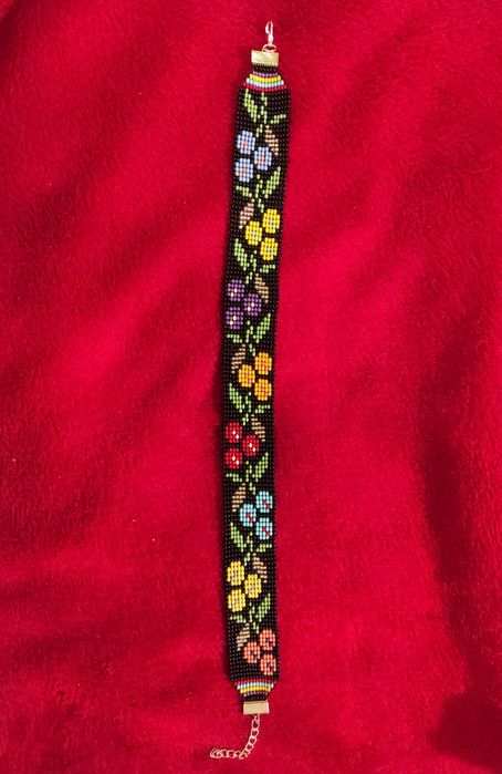 Kwiatowy damski naszyjnik wykonany z koralików handmade.