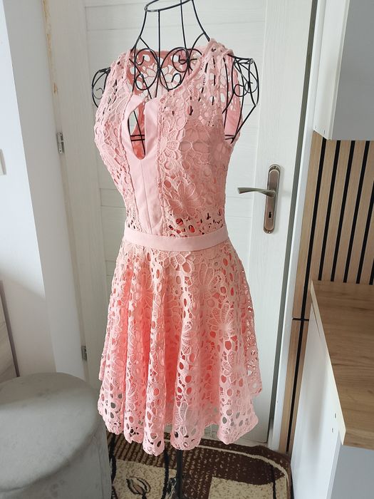 Pudrowo-różowa koronkowa sukienka , rozkloszowana S 36