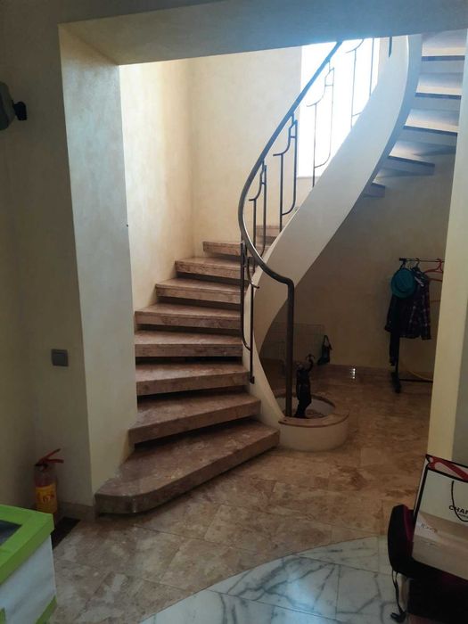 Будинок 256м² з критим басейном, сауною та зимовим садом