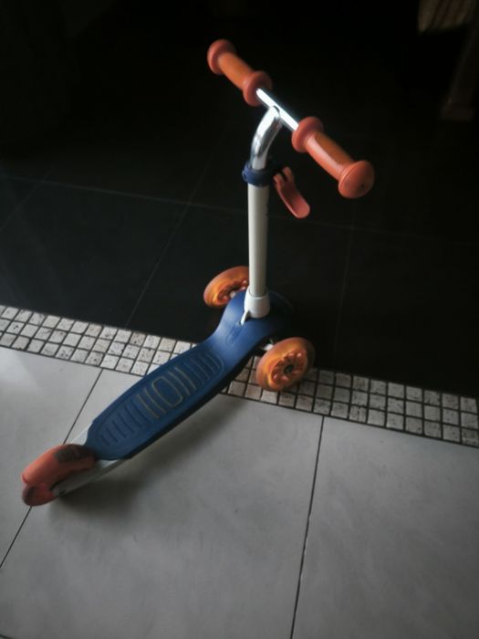 Hulajnoga trójkołowa Oxelo B1 dla dzieci. Świecące koła.