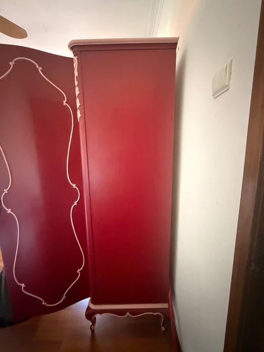 Armário vermelho para menina