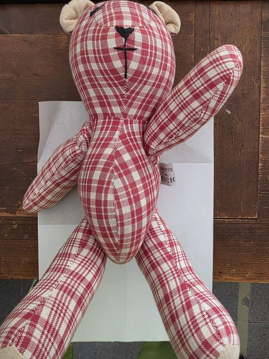 Urso decorativo Brigitte von Boch em tecido 100% algodão