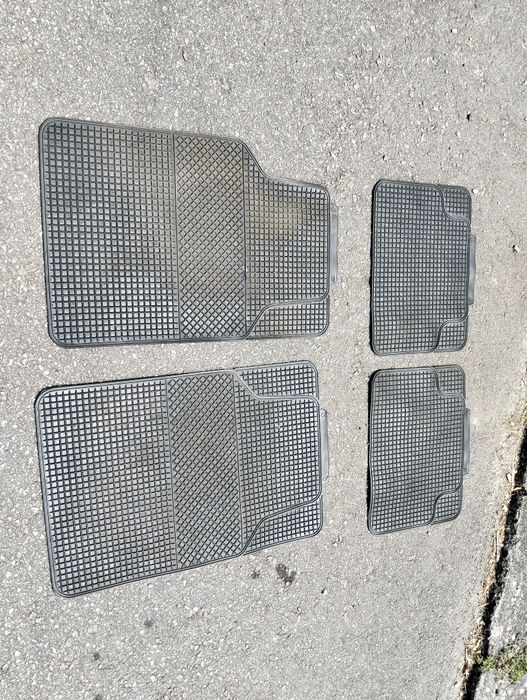 Tapetes de borracha para carro (universais)