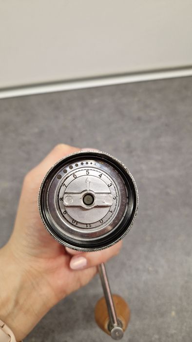 Ekspres De' Longhi Dedica Style EC685.R + młynek ręczny