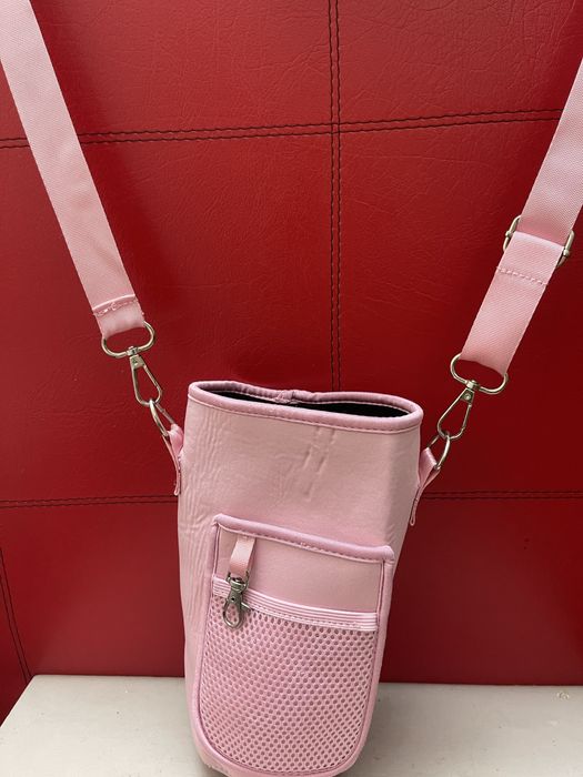 Bolsa Porta-Garrafa Rosa com Alça Ajustável – Nova e Prática!