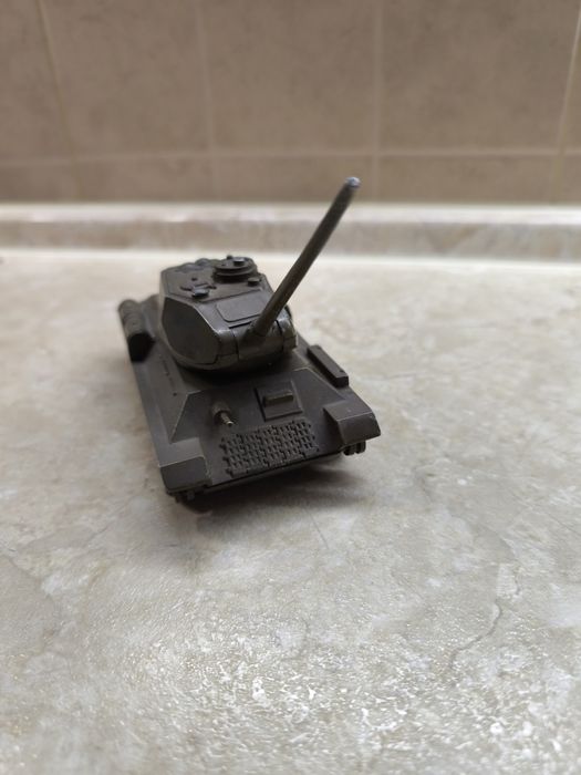 Продам модель советского танка Т-34 масштаб 1:43
