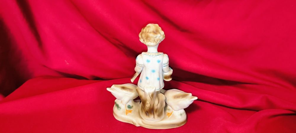 Figurka porcelanowa sygnowana