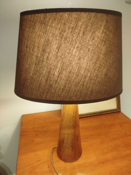 Candeeiro de mesa/secretária com base em madeira