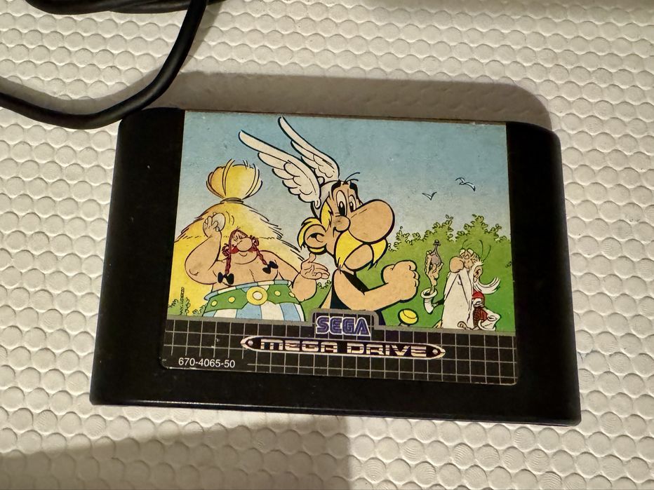 Consola Sega Mega Drive II + comandos + jogos