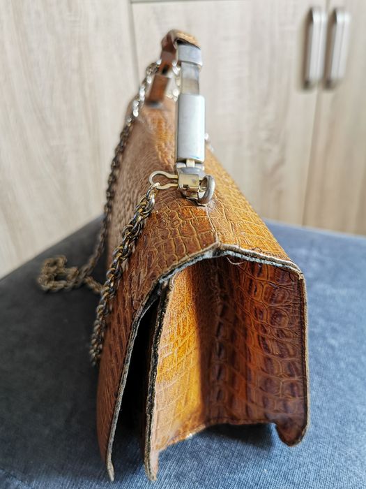 Skórzana torebka na łańcuszku