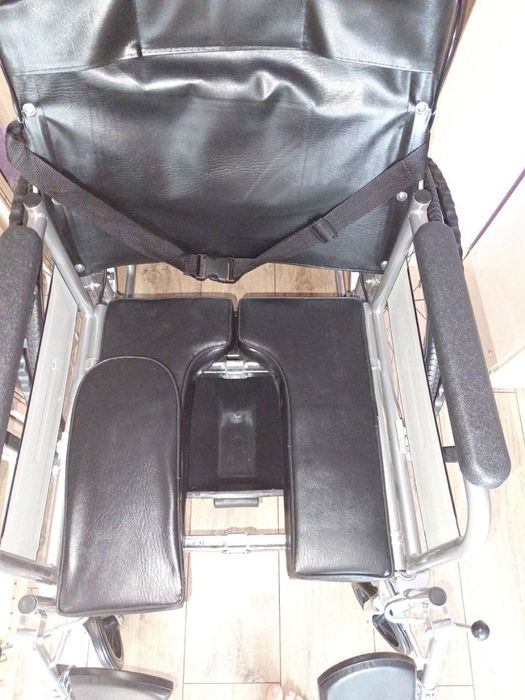 Інвалідний візок з високою спинкою та санітарним оснащення. Стан:новий