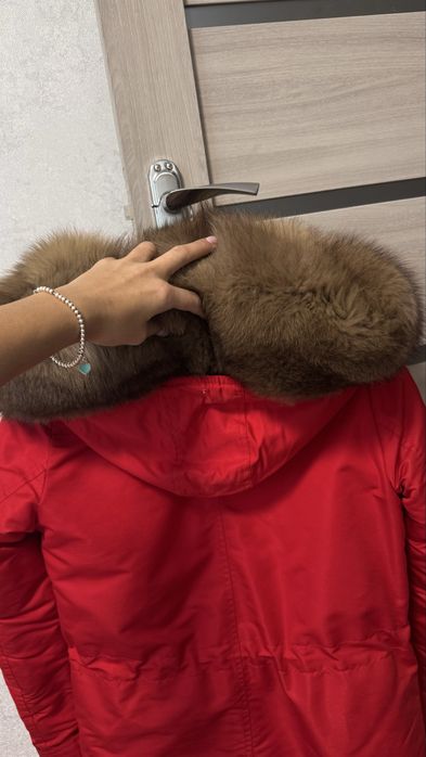 Продам парку червону
