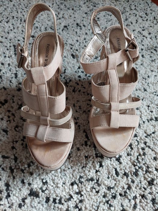 Sandálias bege com aplicações
